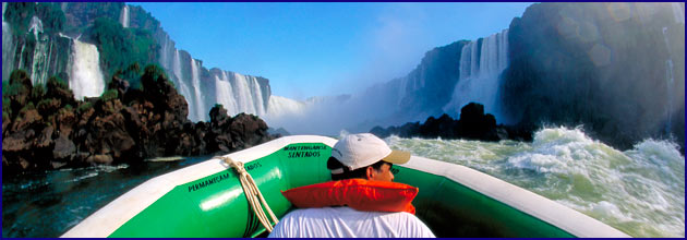 Boote führen nah an die Iguaçu Wasserfälle