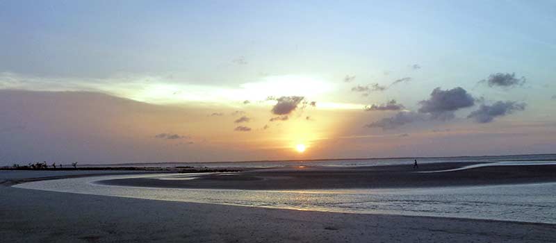 Sonnenuntergang an der tropischen Atlantikküste Parás