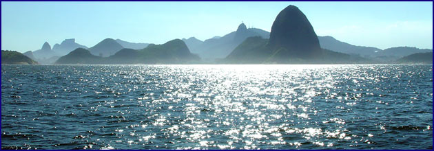 Blich auf rio de Janeiro, seinen Bergen und Buchten vom Meer aus